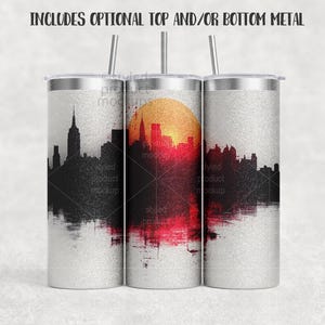 Peut inclure: Trois gobelets en acier inoxydable avec couvercles et pailles argent&eacute;s. Chaque gobelet pr&eacute;sente une silhouette noire d'une ligne d'horizon urbaine sur un d&eacute;grad&eacute; de coucher de soleil rouge, orange et jaune. Le texte "INCLUDES OPTIONAL TOP AND/OR BOTTOM METAL" est en haut.