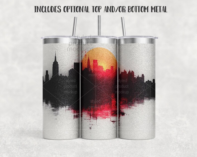 Peut inclure: Trois gobelets en acier inoxydable avec couvercles et pailles argent&eacute;s. Chaque gobelet pr&eacute;sente une silhouette noire d'une ligne d'horizon urbaine sur un d&eacute;grad&eacute; de coucher de soleil rouge, orange et jaune. Le texte "INCLUDES OPTIONAL TOP AND/OR BOTTOM METAL" est en haut.