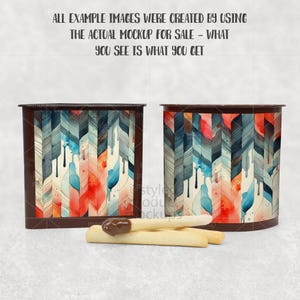 Op de afbeelding: Twee containers met een verticaal visgraatpatroon in blauw-, oranje- en cr&egrave;metinten met verfdruppels. De tekst bovenaan luidt: ALL EXAMPLE IMAGES WERE CREATED BY USING THE ACTUAL MOCKUP FOR SALE - WHAT YOU SEE IS WHAT YOU GET.