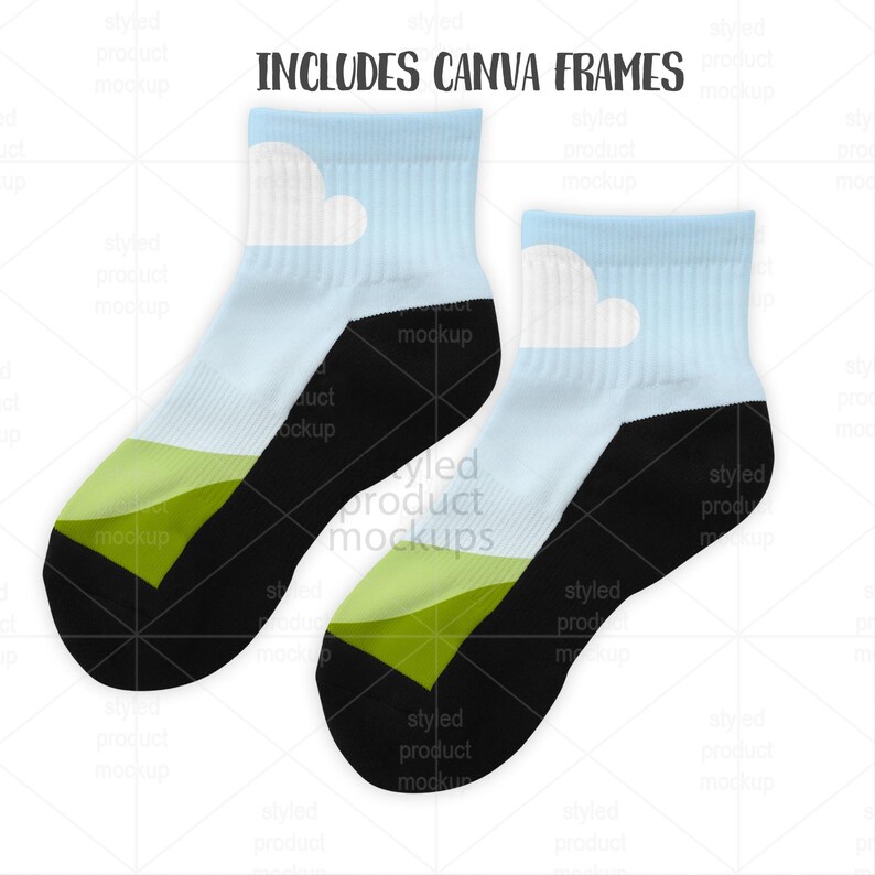 K&ouml;nnte beinhalten: Ein Paar Crew-Socken mit einem Himmel- und Landschaftsdesign. Die Socken haben einen hellblauen oberen Teil mit einer wei&szlig;en Wolke, eine schwarze Ferse und Zehen sowie ein gr&uuml;n-gelbes Landschaftsdesign. Der Text "INCLUDES CANVA FRAMES" steht oben.