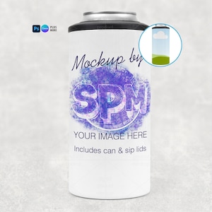 Op de afbeelding: Een witte blikjeskoeler met een zwarte bovenkant en zilveren rand. Het ontwerp bevat de tekst "Mockup by SPM" over een paarse en blauwe achtergrond in aquarel. De tekst "YOUR IMAGE HERE" en "Includes can & sip lids" zijn ook zichtbaar.
