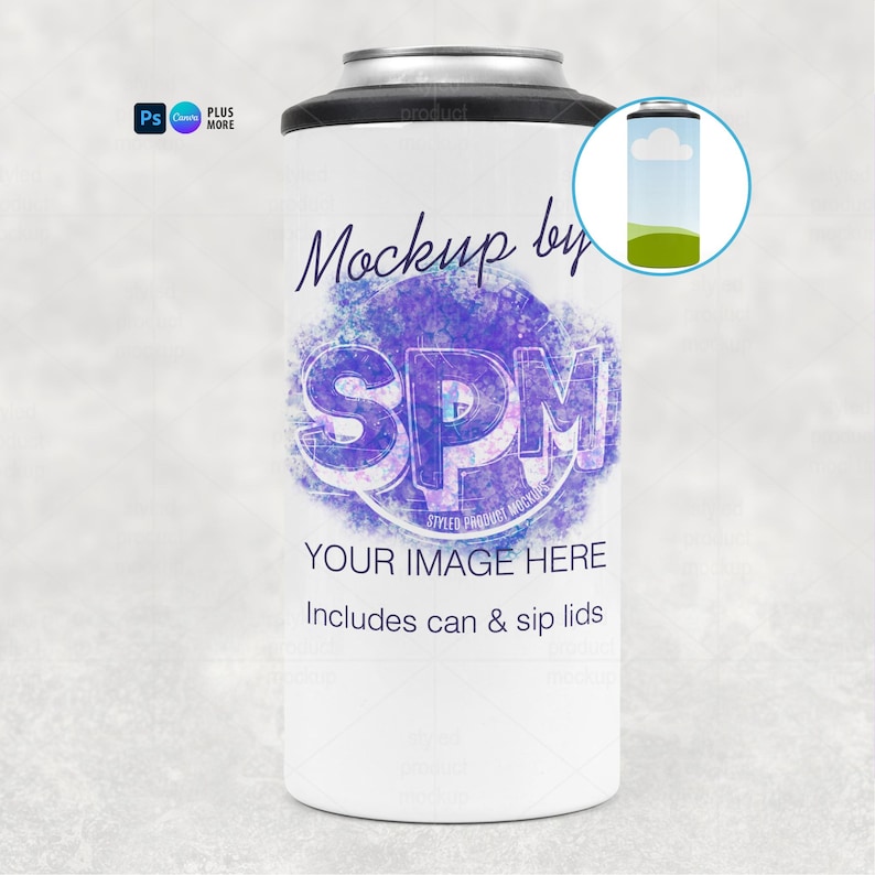 Op de afbeelding: Een witte blikjeskoeler met een zwarte bovenkant en zilveren rand. Het ontwerp bevat de tekst "Mockup by SPM" over een paarse en blauwe achtergrond in aquarel. De tekst "YOUR IMAGE HERE" en "Includes can & sip lids" zijn ook zichtbaar.