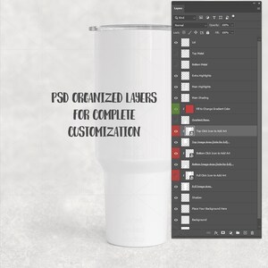 K&ouml;nnte beinhalten: Ein wei&szlig;er Isolierbecher mit silbernem Deckel. Der Text "PSD ORGANIZED LAYERS FOR COMPLETE CUSTOMIZATION" ist auf dem Becher aufgedruckt. Ein Computerbildschirm mit Ebenen ist sichtbar.