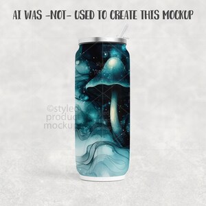 Puede incluir: Un vaso alto y aislado con tapa y pajita plateadas. El vaso presenta un dise&ntilde;o de hongo turquesa sobre un fondo azul oscuro y blanco. El texto "AI WAS -NOT- USED TO CREATE THIS MOCKUP" est&aacute; en la parte superior.