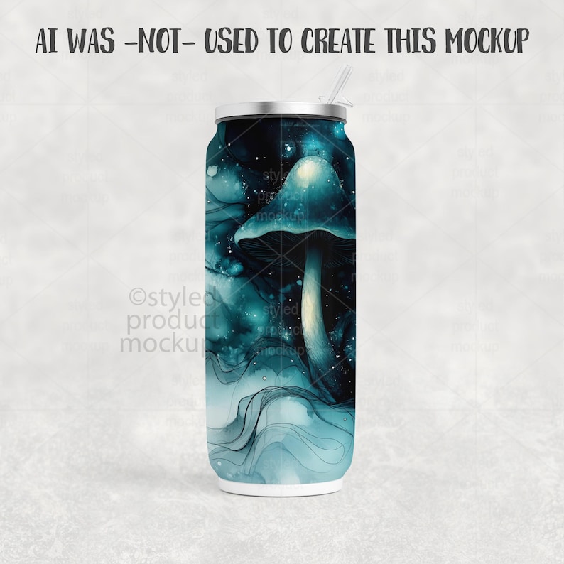 Puede incluir: Un vaso alto y aislado con tapa y pajita plateadas. El vaso presenta un dise&ntilde;o de hongo turquesa sobre un fondo azul oscuro y blanco. El texto "AI WAS -NOT- USED TO CREATE THIS MOCKUP" est&aacute; en la parte superior.