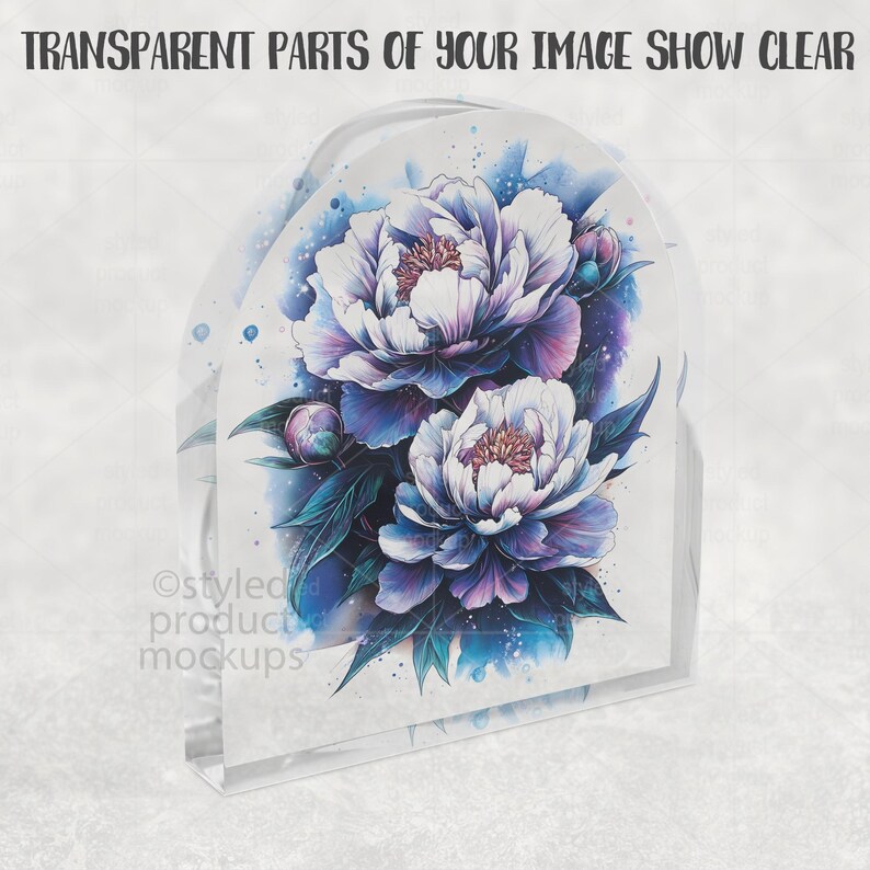 Op de afbeelding: Een helder acrylblok met een aquarel schilderij van twee grote pioenrozen in wit, paars en blauw. De bloemen hebben gedetailleerde bloemblaadjes en zijn omgeven door groene bladeren. De tekst "TRANSPARENT PARTS OF YOUR IMAGE SHOW CLEAR" staat bovenaan.