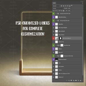 Może przedstawiać: Cyfrowa makieta produktu z świecącą prostokątną ramą i drewnianą p&oacute;łką. Wyświetlany jest tekst "PSD ORGANIZED LAYERS FOR COMPLETE CUSTOMIZATION". Widoczny jest interfejs pliku Photoshop z warstwami.