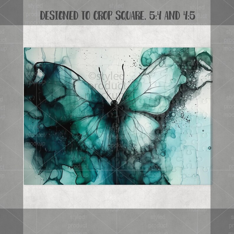 Puede incluir: Pintura abstracta de acuarela de una mariposa con acentos turquesa y negro. Las alas de la mariposa est&aacute;n detalladas con l&iacute;neas delicadas, sobre un fondo de tonos turquesa y blanco mezclados. Dise&ntilde;ado para recortar en cuadrado, 5:4 y 4:5.