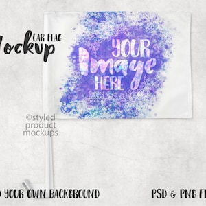 Puede incluir: Una maqueta de bandera de coche blanca con un fondo de acuarela. El fondo es una mezcla de azul, morado y blanco. El texto "YOUR IMAGE HERE" está escrito en negro en la bandera. El texto "CAR FLAG MOCKUP" está escrito en negro en la parte superior de la imagen.