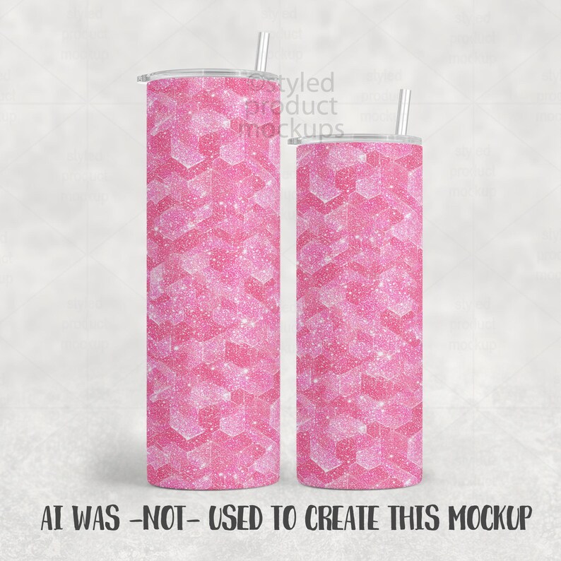 K&ouml;nnte beinhalten: Zwei rosa Glitzerbecher mit geometrischem Muster und silbernen Strohhalmen. Die Becher sind zylindrisch und haben ein gl&auml;nzendes, strukturiertes Aussehen. Der Text "AI WAS -NOT- USED TO CREATE THIS MOCKUP" befindet sich unten.