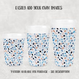 K&ouml;nnte beinhalten: Drei transparente Plastikbecher mit wei&szlig;en Deckeln und gemusterten &Auml;rmeln. Die &Auml;rmel zeigen ein blaues, braunes und schwarzes Blattmuster auf wei&szlig;em Hintergrund. Der Text oben lautet "EASILY ADD YOUR OWN IMAGES" und unten "PATTERN AVAILABLE FOR PURCHASE - SEE DESCRIPTION".
