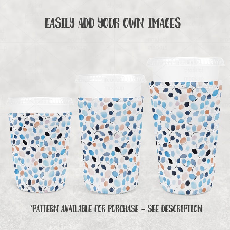 K&ouml;nnte beinhalten: Drei transparente Plastikbecher mit wei&szlig;en Deckeln und gemusterten &Auml;rmeln. Die &Auml;rmel zeigen ein blaues, braunes und schwarzes Blattmuster auf wei&szlig;em Hintergrund. Der Text oben lautet "EASILY ADD YOUR OWN IMAGES" und unten "PATTERN AVAILABLE FOR PURCHASE - SEE DESCRIPTION".