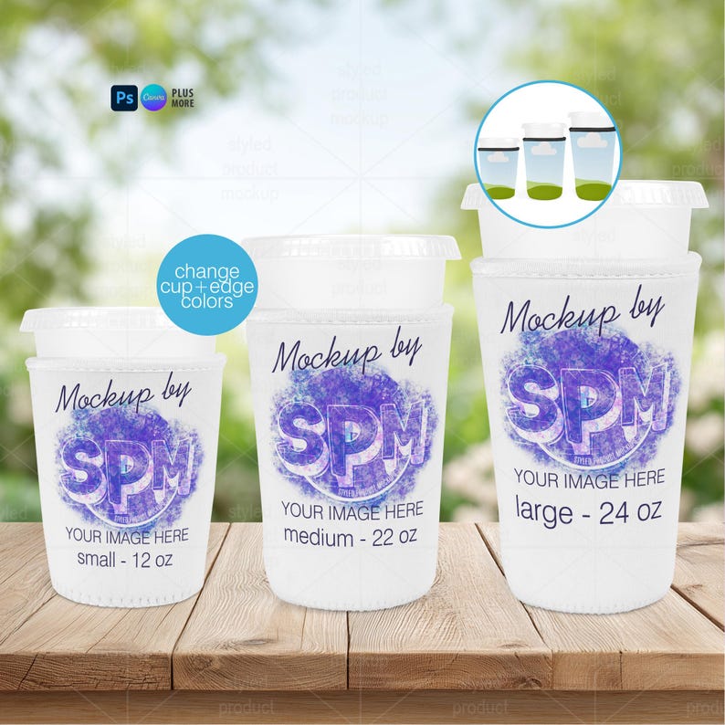 K&ouml;nnte beinhalten: Ein Produkt-Mockup mit drei transparenten Plastikbechern mit Deckeln, in den Gr&ouml;&szlig;en klein (355 ml), mittel (650 ml) und gro&szlig; (710 ml). Jeder Becher hat ein lila und blaues Design mit dem Text "Mockup by SPM" und "YOUR IMAGE HERE".