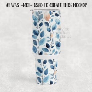 K&ouml;nnte beinhalten: Ein wei&szlig;er Becher mit einem botanischen Design aus blauen und pfirsichfarbenen Bl&auml;ttern und Stielen. Der Text "AI WAS -NOT- USED TO CREATE THIS MOCKUP" steht oben. Der Becher hat einen silbernen Deckel.