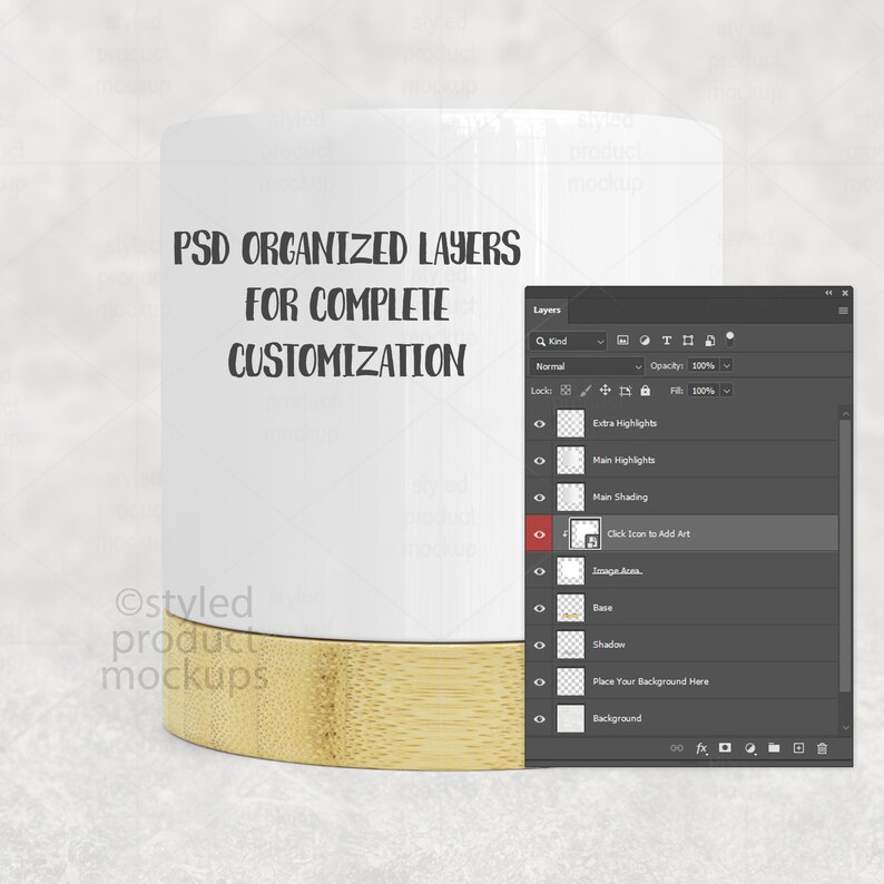 Op de afbeelding: Een witte cilindrische productmockup met een bamboe basis. De tekst "PSD ORGANIZED LAYERS FOR COMPLETE CUSTOMIZATION" staat op het product. Een computerscherm met lagen is zichtbaar.