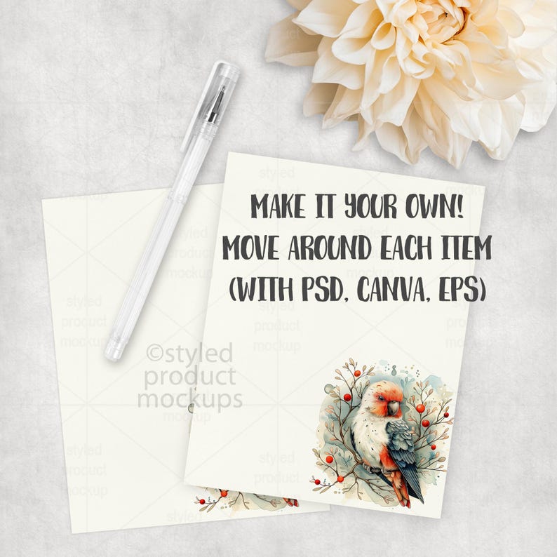 Puede incluir: Una maqueta de producto estilizada con dos tarjetas color crema, un bol&iacute;grafo transparente y una gran flor color crema. Una tarjeta tiene una ilustraci&oacute;n de acuarela de un p&aacute;jaro y el texto "MAKE IT YOUR OWN! MOVE AROUND EACH ITEM (WITH PSD, CANVA, EPS)".