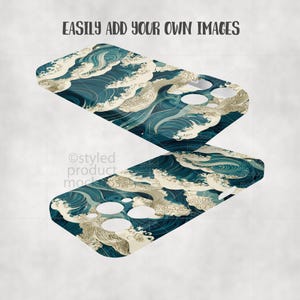 Pode incluir: Duas capas de telem&oacute;vel com um padr&atilde;o de ondas japonesas em tons de azul, turquesa e creme. As capas est&atilde;o anguladas, mostrando o design e os recortes para a c&acirc;mara e os bot&otilde;es. O texto "EASILY ADD YOUR OWN IMAGES" est&aacute; no topo.