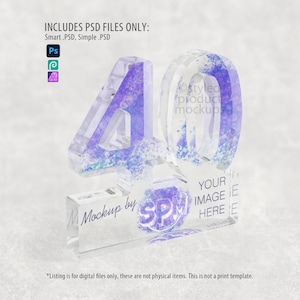 Puede incluir: Un n&uacute;mero 40 de acr&iacute;lico transparente con un efecto de acuarela morado y azul. El dise&ntilde;o incluye el texto "Mockup by SPM" y "Your Image Here". La imagen tambi&eacute;n incluye el texto "Includes PSD Files Only".