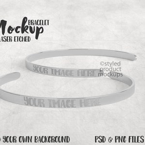 Puede incluir: Dos pulseras de plata con una inscripción grabada con láser "YOUR IMAGE HERE". Las pulseras están apiladas una encima de la otra sobre un fondo blanco. El texto "BRACELET MOCKUP LASER ETCHED" está en la parte superior de la imagen. El texto "Ostyled product mockups" está en la parte inferior de la imagen.