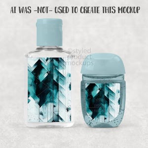 Op de afbeelding: Twee doorzichtige handontsmettingsflessen met lichtblauwe doppen. De flessen hebben etiketten met een turquoise en wit geometrisch ontwerp. De tekst "AI WAS -NOT- USED TO CREATE THIS MOCKUP" staat bovenaan de afbeelding.