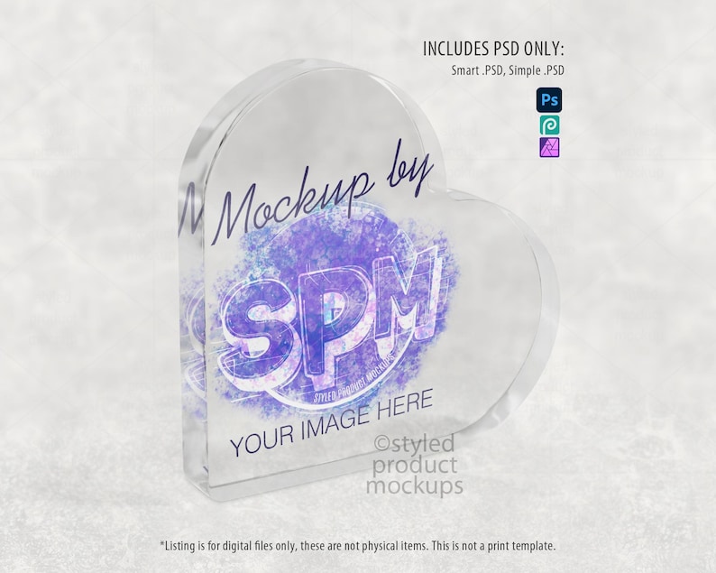 Pu&ograve; includere: Un blocco acrilico trasparente a forma di cuore con il testo "Mockup by SPM" e "YOUR IMAGE HERE" in viola e bianco. L'immagine include anche il testo "INCLUDES PSD ONLY: Smart .PSD, Simple .PSD".