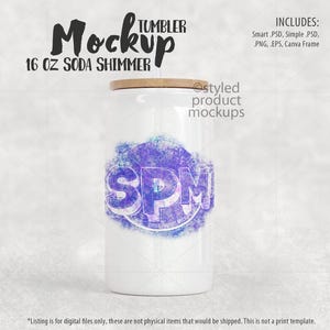 Può includere: Mockup di un bicchiere bianco da 473 ml con un coperchio in legno. Il bicchiere presenta un design ad acquerello viola e blu con le lettere "SPM" al centro. Il testo "Tumbler Mockup 16 oz Soda Shimmer" è in alto nell'immagine. Il testo "INCLUDES: Smart PSD, Simple PSD, PNG, EPS, Canva Frame" è in alto a destra nell'immagine.