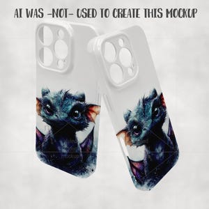 Puede incluir: Dos fundas blancas para tel&eacute;fono con un dise&ntilde;o de drag&oacute;n. El drag&oacute;n tiene escamas azules y negras, ojos grandes y alas moradas y naranjas. El texto "AI WAS -NOT- USED TO CREATE THIS MOCKUP" est&aacute; en la parte superior.