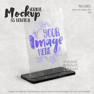 Pode incluir: Uma maquete de sinal de acrílico transparente com um suporte preto. O sinal é A5 vertical e tem um design floral com o texto "YOUR Image HERE" em roxo e azul.