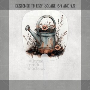 K&ouml;nnte beinhalten: Ein F&auml;cher im Aquarellstil mit einer Vintage-Gie&szlig;kanne voller Blumen. Die Kanne ist blau-grau mit rostfarbenen Akzenten, umgeben von braunem Gras und zarten floralen Details. Der Text "DESIGNED TO CROP SQUARE. 5:4 AND 4:5" steht oben.