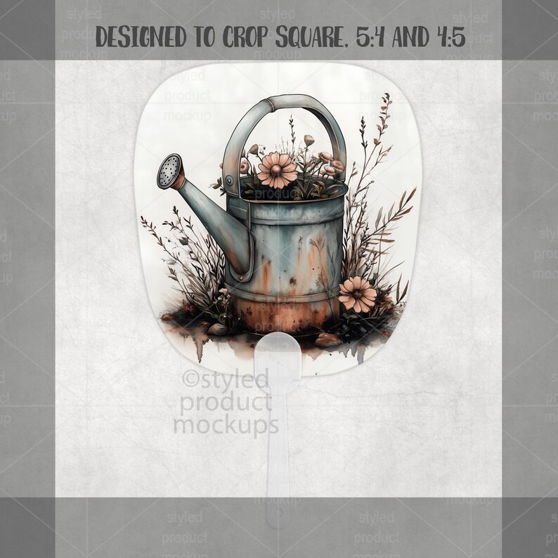 K&ouml;nnte beinhalten: Ein F&auml;cher im Aquarellstil mit einer Vintage-Gie&szlig;kanne voller Blumen. Die Kanne ist blau-grau mit rostfarbenen Akzenten, umgeben von braunem Gras und zarten floralen Details. Der Text "DESIGNED TO CROP SQUARE. 5:4 AND 4:5" steht oben.