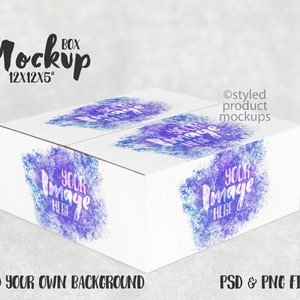 Puede incluir: Maqueta de caja de cartón blanca con un diseño de acuarela en tonos de morado y azul. La caja mide 30,5 cm por 30,5 cm por 12,7 cm. El texto "Your Image Here" está impreso en cada lado de la caja.