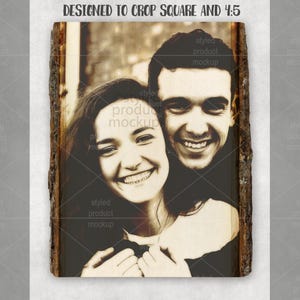Op de afbeelding: Een sepiafoto van een lachend stel wordt gepresenteerd op een rustieke houten plaat met schorsranden. De tekst "DESIGNED TO CROP SQUARE AND 4:5" staat bovenaan. De afbeelding is een gestileerde productmockup.