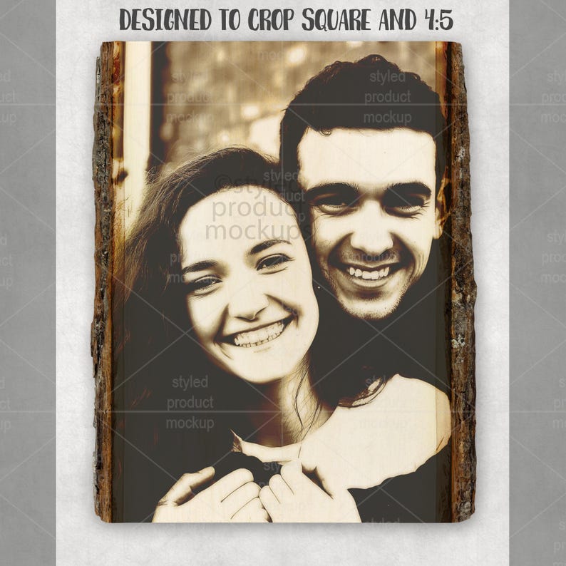 Op de afbeelding: Een sepiafoto van een lachend stel wordt gepresenteerd op een rustieke houten plaat met schorsranden. De tekst "DESIGNED TO CROP SQUARE AND 4:5" staat bovenaan. De afbeelding is een gestileerde productmockup.