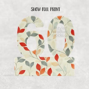Op de afbeelding: Een decoratief nummer 60, met een bloemmotief van rode, oranje en grijze bladeren op een cr&egrave;mekleurige achtergrond. De tekst "SHOW FULL PRINT" staat bovenaan. Geschikt voor een verjaardag of jubileum.