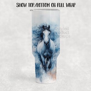 K&ouml;nnte beinhalten: Ein wei&szlig;er Becher mit einem Aquarellgem&auml;lde eines galoppierenden Pferdes. Das Pferd hat eine flie&szlig;ende M&auml;hne und ist vor einem blau-wei&szlig;en Hintergrund platziert. Der Text "SHOW TOP/BOTTOM OR FULL WRAP" steht oben.