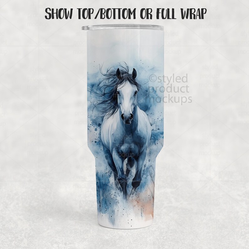 K&ouml;nnte beinhalten: Ein wei&szlig;er Becher mit einem Aquarellgem&auml;lde eines galoppierenden Pferdes. Das Pferd hat eine flie&szlig;ende M&auml;hne und ist vor einem blau-wei&szlig;en Hintergrund platziert. Der Text "SHOW TOP/BOTTOM OR FULL WRAP" steht oben.