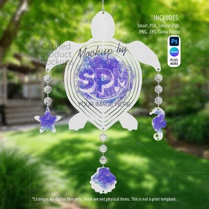 Op de afbeelding: Een witte metalen windspinner in de vorm van een schildpad, met een zeepaardje, ster en schelp charme. De spinner heeft een paars en blauw ontwerp in het midden met de tekst "Mockup by SPM, YOUR IMAGE HERE". Inclusief digitale bestanden.