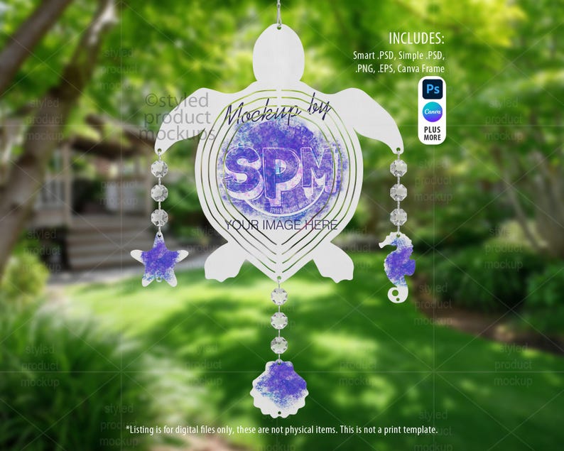 Op de afbeelding: Een witte metalen windspinner in de vorm van een schildpad, met een zeepaardje, ster en schelp charme. De spinner heeft een paars en blauw ontwerp in het midden met de tekst "Mockup by SPM, YOUR IMAGE HERE". Inclusief digitale bestanden.