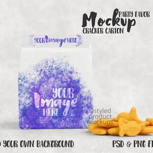 Goldfisch geformt Käse Cracker Karton Partei zugunsten Label Mockup | Hinzufügen eines eigenen Bildes und Hintergrunds