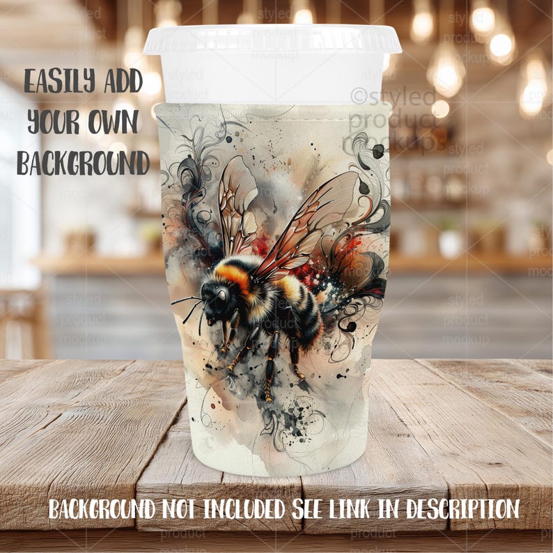 Op de afbeelding: Een doorzichtige plastic beker met een wit deksel en een decoratieve hoes met een aquarel hommelontwerp. De hoes heeft de tekst "EASILY ADD YOUR OWN BACKGROUND" en "BACKGROUND NOT INCLUDED SEE LINK IN DESCRIPTION".