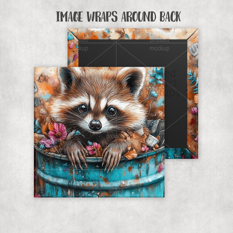 Puede incluir: Impresi&oacute;n art&iacute;stica digital de un mapache con pelaje marr&oacute;n y blanco, asom&aacute;ndose desde un barril azul desgastado. La obra de arte incluye flores y follaje coloridos, sobre un fondo c&aacute;lido y texturizado. La imagen se envuelve alrededor de la parte posterior del lienzo.