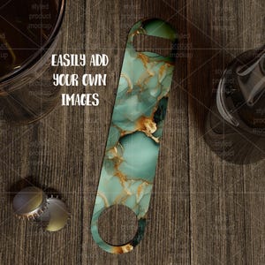 K&ouml;nnte beinhalten: Ein teal- und goldfarbener Flaschen&ouml;ffner mit Marmormuster. Der &Ouml;ffner hat unten eine Schlaufe und oben einen Flaschen&ouml;ffner. Der Text "EASILY ADD YOUR OWN IMAGES" ist im Bild sichtbar.