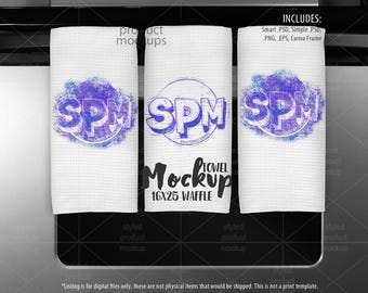 Puede incluir: Tres toallas de gofre blancas con un diseño morado y azul. Cada toalla tiene las letras "SPM" en una fuente estilizada. Las toallas se muestran sobre una superficie negra. También se ve el texto "Towel Mockup 16x25 Waffle".