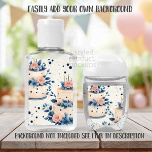Op de afbeelding: Twee doorzichtige plastic handdesinfectieflessen met witte doppen. De flessen hebben een etiket met een aquarelontwerp van een taart met roze rozen, blauwe bladeren en kaarsen. De tekst "EASILY ADD YOUR OWN BACKGROUND" en "BACKGROUND NOT INCLUDED SEE LINK IN DESCRIPTION" zijn zichtbaar.