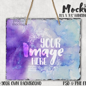 Peut inclure: Un fond aquarelle violet et bleu avec une couronne de fleurs blanches et le texte "YOUR Image HERE" sur une pancarte en ardoise. La pancarte mesure 30 cm par 25 cm et possède un trou de suspension en haut.