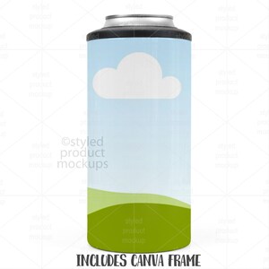 Op de afbeelding: Een hoge, cilindrische blikjeskoeler met een hemelthema. De koeler heeft een lichtblauwe achtergrond met een witte wolk en een groen grasveld aan de onderkant. De bovenkant is zilverkleurig en de tekst "INCLUDES CANVA FRAME" staat onderaan.