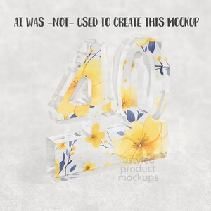 Puede incluir: N&uacute;mero 40 de acr&iacute;lico transparente con un dise&ntilde;o floral con flores amarillas y hojas azules. El texto "AI WAS -NOT- USED TO CREATE THIS MOCKUP" est&aacute; en la parte superior. El producto es una maqueta.