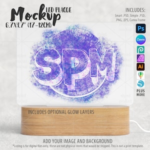 Puede incluir: Una maqueta de una placa LED de 17 x 12 cm con una base de madera. La placa tiene un diseño de estilo acuarela con las letras "SPM" en un círculo. El texto "Styled Product Mockups" está debajo del círculo. La placa está iluminada con un brillo blanco. La imagen incluye el texto "INCLUDES OPTIONAL GLOW LAYERS".
