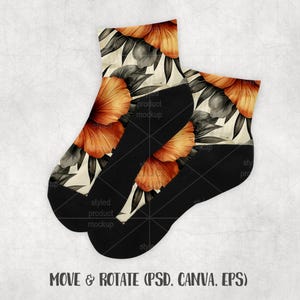 K&ouml;nnte beinhalten: Ein Paar schwarze Socken mit floralem Muster. Die Socken zeigen gro&szlig;e orangefarbene Bl&uuml;ten und graue Bl&auml;tter auf cremefarbenem Hintergrund. Der Text "MOVE & ROTATE (PSD, CANVA, EPS)" befindet sich unten.