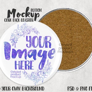 Puede incluir: Un botón redondo blanco con un posavasos de corcho en la parte posterior. El botón tiene un diseño de acuarela con flores moradas y azules y el texto "Your Image Here".